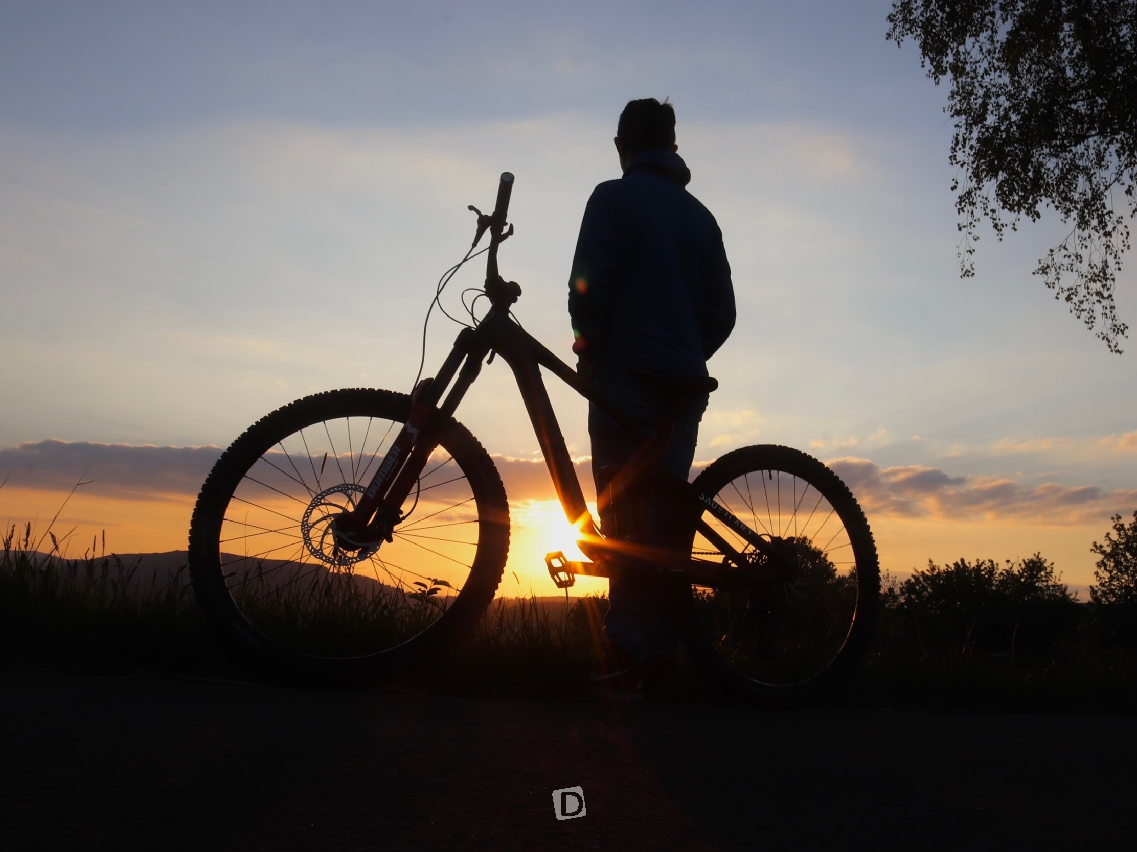 Bike und Fahrer vor Sonnenuntergang im Sauerland.